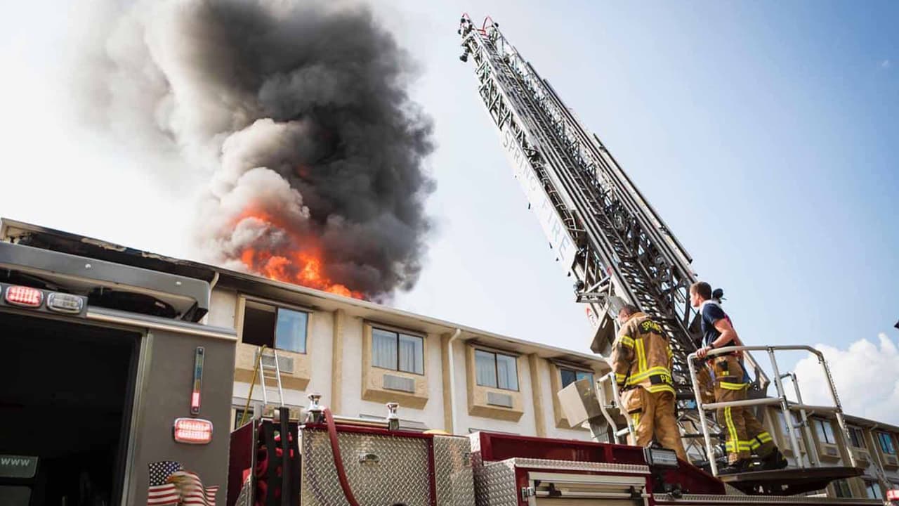 Las llamas iniciaron en el tercer piso y se expandieron al techo del edificio.