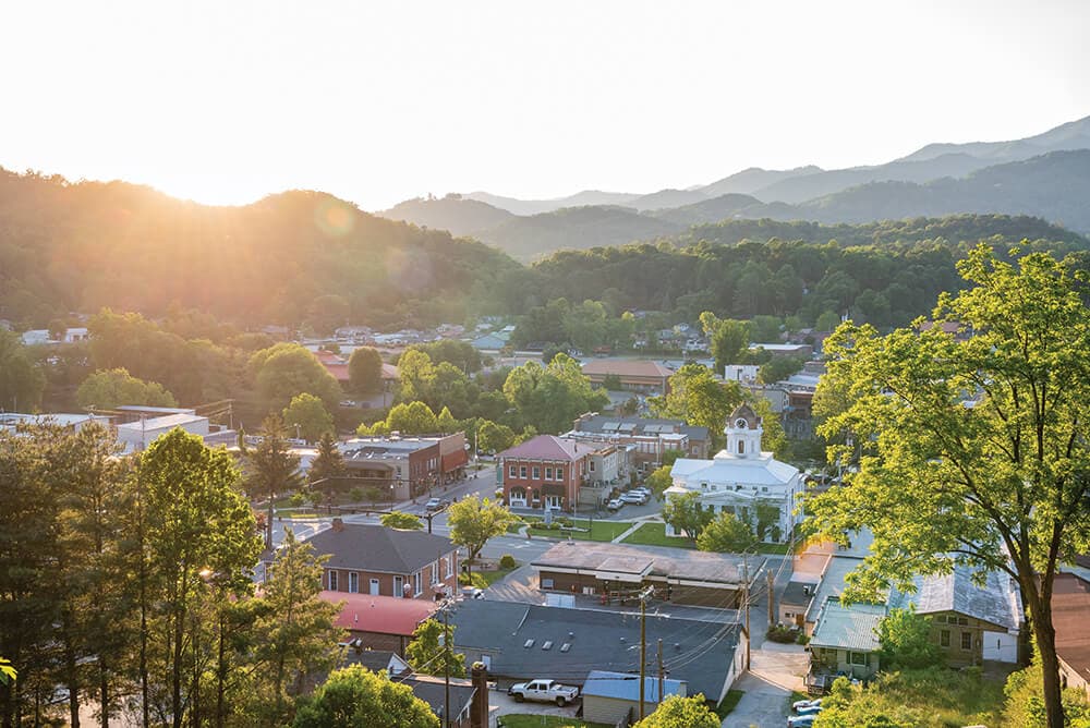 <b>BRYSON CITY</b>: Con fácil acceso al Great Smoky Mountains National Park, este “pueblito” celebra sus raíces de actividades al aire libre: proveedores de ropa, tiendas de pesca con mosca y cafés tranquilos se alinean en el centro. El río Tuckasegee que lo atraviesa deja en claro que este es un terreno donde el agua manda.