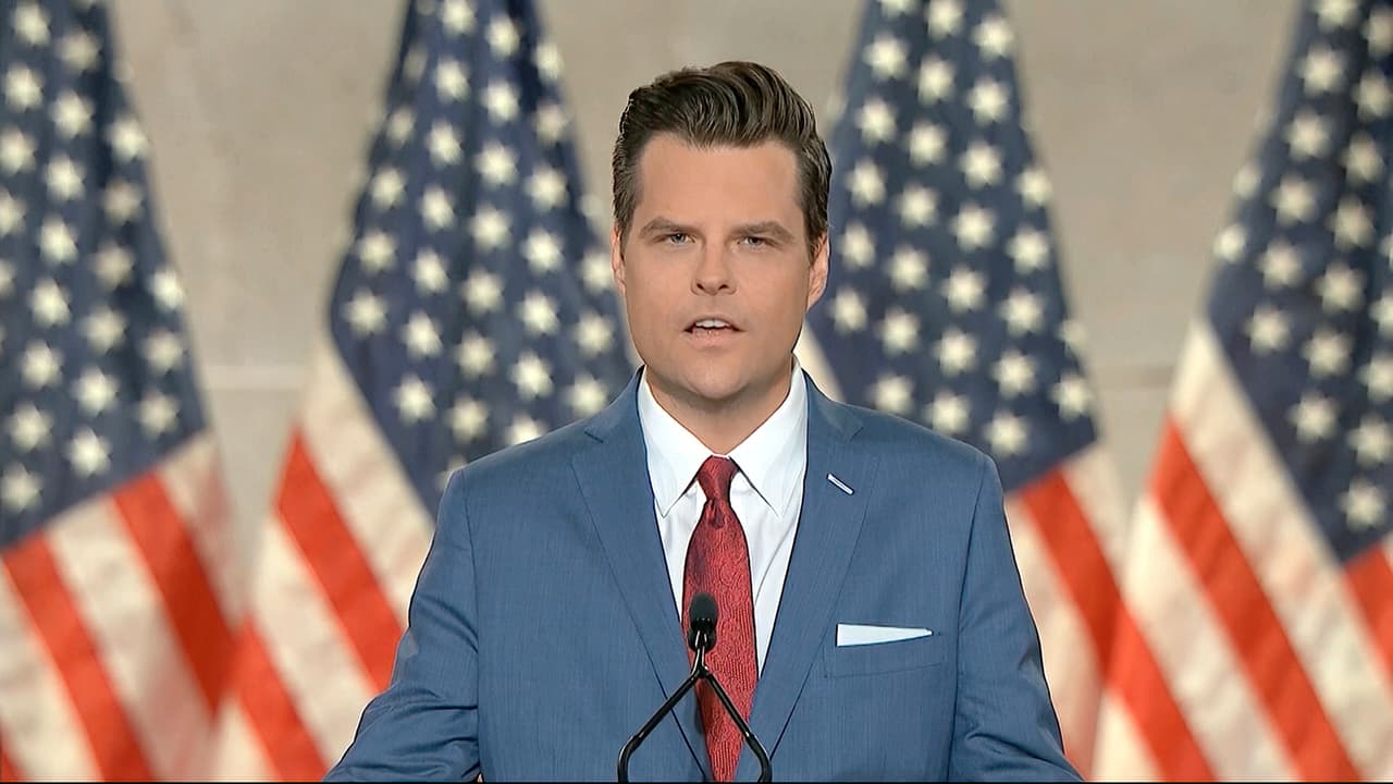 El congresista de Florida Matt Gaetz fustigó a Joe Biden vinculándolo con el crimen y la violencia, tal como lo ha hecho el presidente Donald Trump. “Te quitarán las armas, vaciarán las prisiones, te encerrarán en tu casa, e invitarán a la MS-13 a vivir al lado de tu casa. Y las policías que tendrán menos fondos no podrán acudir en tu ayuda”, dijo sin fundamentos.
<br>