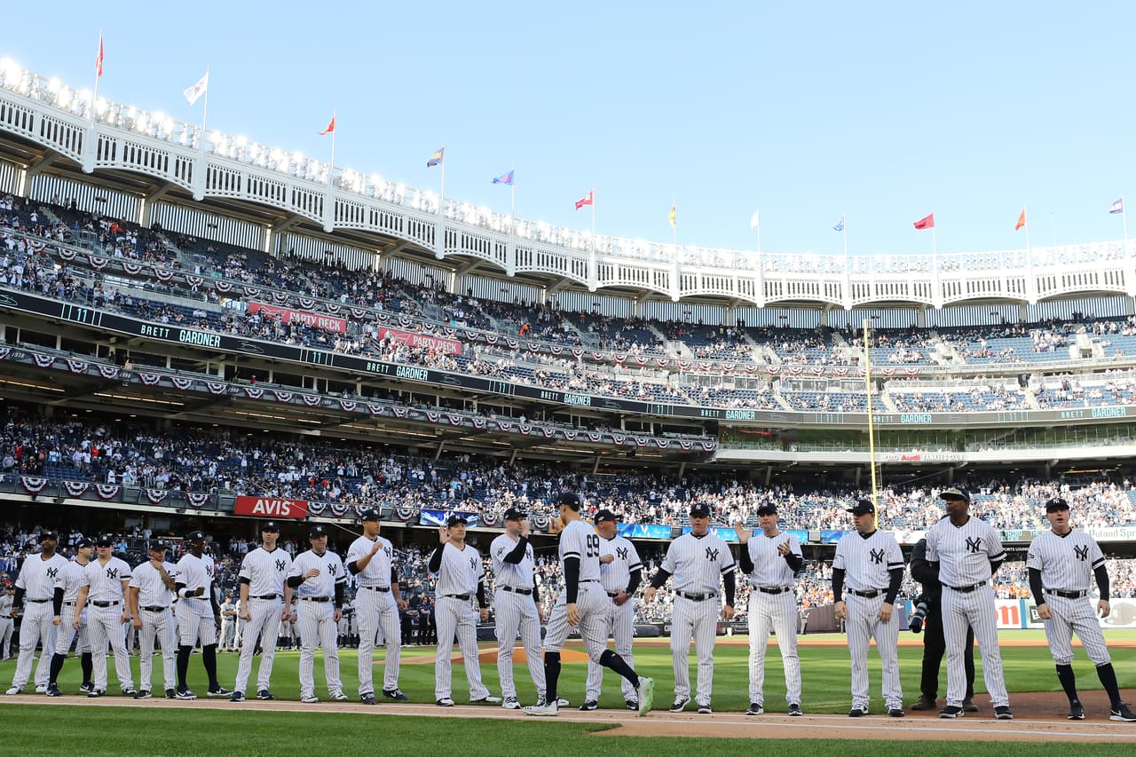 Los Charros de Jalisco y los New York Yankees son sus equipos de béisbol predilectos.