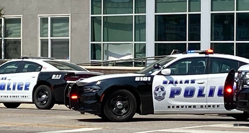 El hombre ingresó a uno de los departamentos, luego trató de salir por la puerta principal, pero fue arrestado por la policía.
<br>