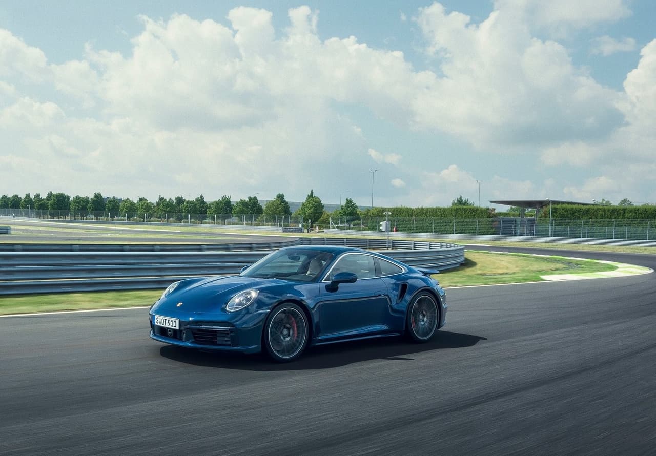 Al día siguiente, Kelly quiso volver a hacer de las suyas y trató de comprar tres relojes Rolex con otro cheque falso por 61,521 dólares. Sin embargo, en este caso, el dueño de la tienda, ubicada en Miramar Beach, Florida, no se desprendió de los productos hasta comprobar la veracidad de los cheques.