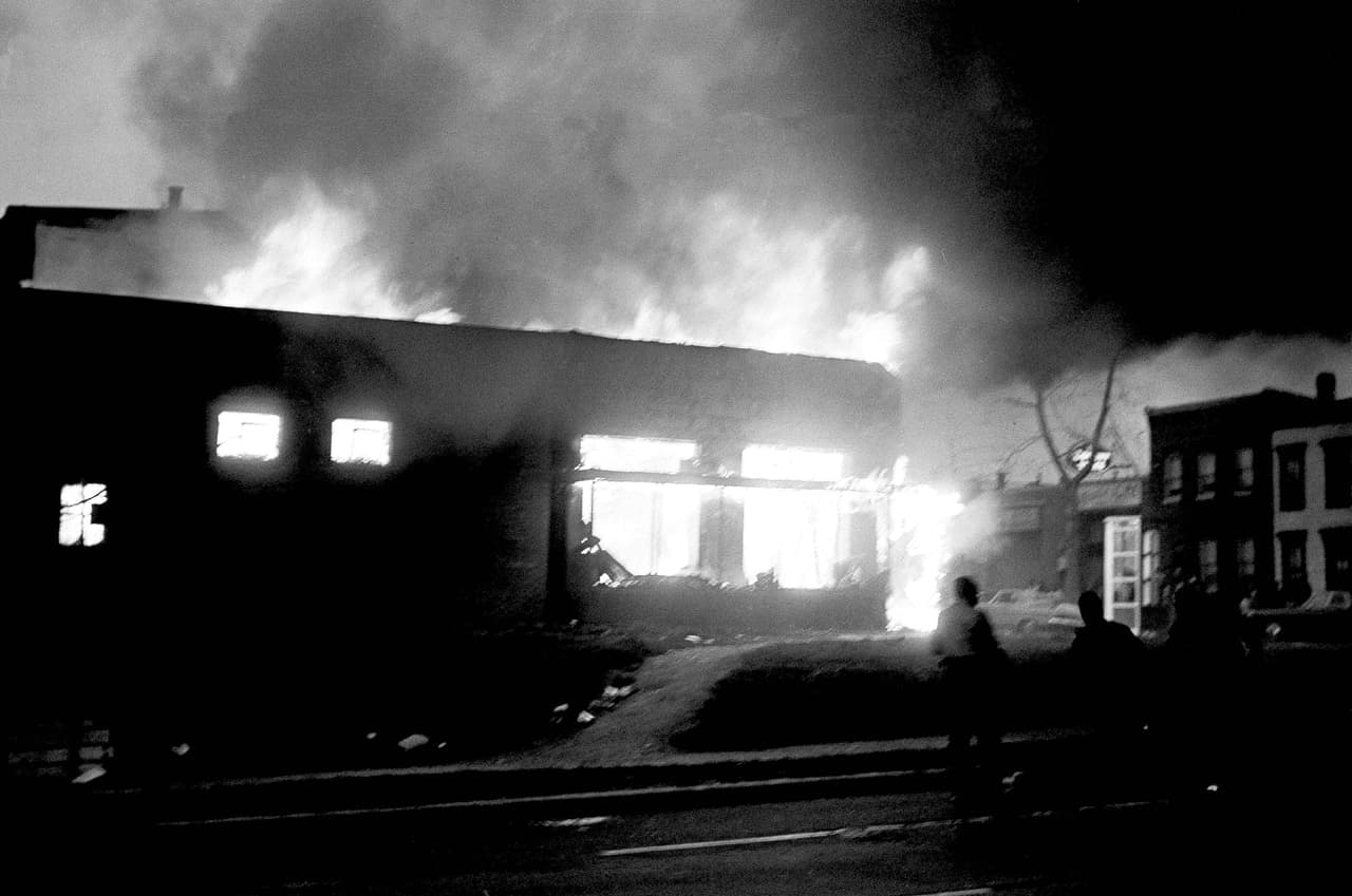 En la mañana del 5 de abril las protestas continuaron y los manifestantes se enfrentaron a los agentes de la policía metropolitana de Washington DC, quienes intententaron contener la turba con gas lacrimógeno.