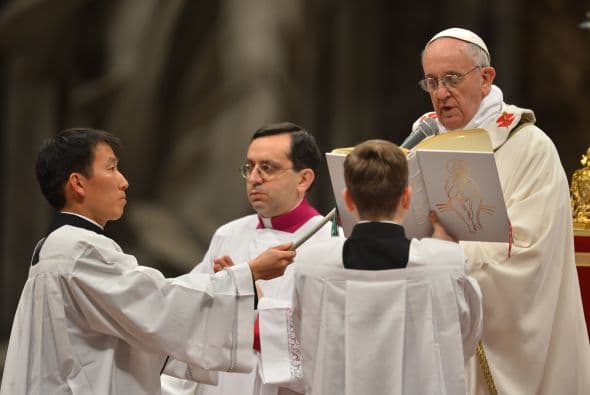 La misa oficiada en la basílica de San Pedro del Vaticano abre el Triduo Pascual en el que los sacerdotes renuevan las promesas sacerdotales, pobreza, castidad y obediencia.