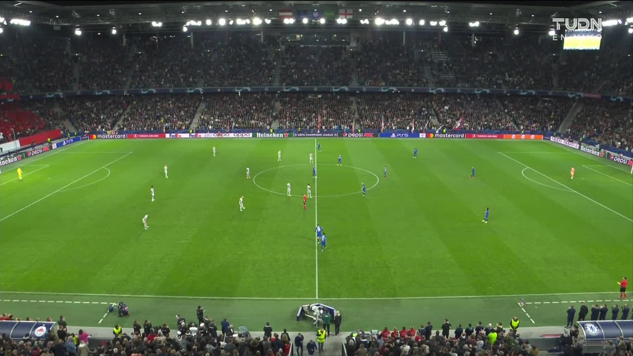 Arranca el partido y la pelota está en juego.