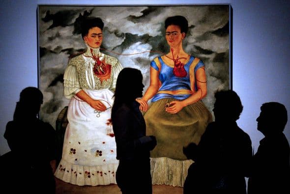 En uno de sus dibujos, en que el Kahlo se representa a sí misma desnuda con mariposas estampadas en una pierna y un corsé pintado bajo un elegante vestido largo, la artista escribió de su puño la frase que da nombre a la muestra: "Las apariencias engañan".