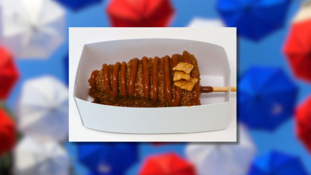 Churro Crumble Cheesecake, una fusión decadente de sabores dulces y salados que deslumbrará tu paladar. Disfruta de
<b>una rebanada cremosa de tarta de queso, cubierta con una generosa capa de chocolate con leche belga, y enrollada en trocitos crujientes de churro.</b> Cada bocado combina el toque de canela y la textura crujiente con una llovizna dorada de dulce de leche, que añade una dulzura caramelizada.