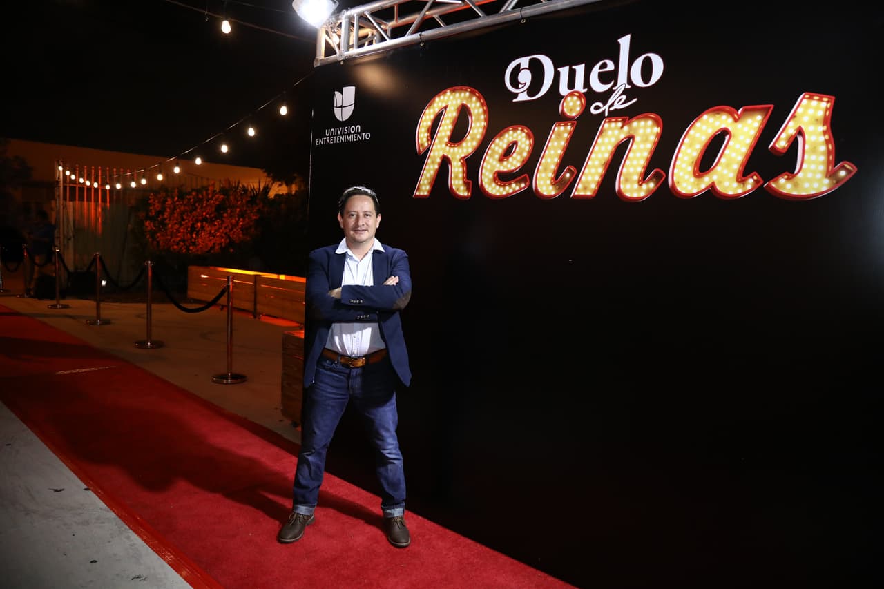Harry Castiblanco, fotógrafo de Univision Entretenimiento Digital, posa a la entrada de Pars Miami, local donde se el 20 de febrero se celebró la premiere de Duelo de Reinas y se desveló la exposición con las imágenes que él tomó para inmortalizar la producción.
