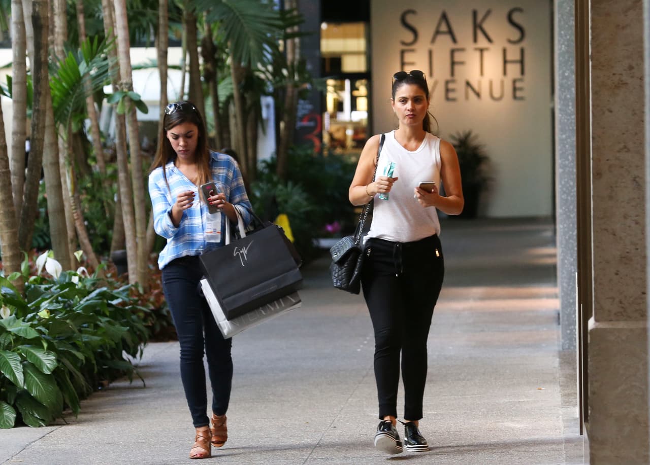 Vimos a Chiquinquirá Delgado de compras con una amiga en Miami.