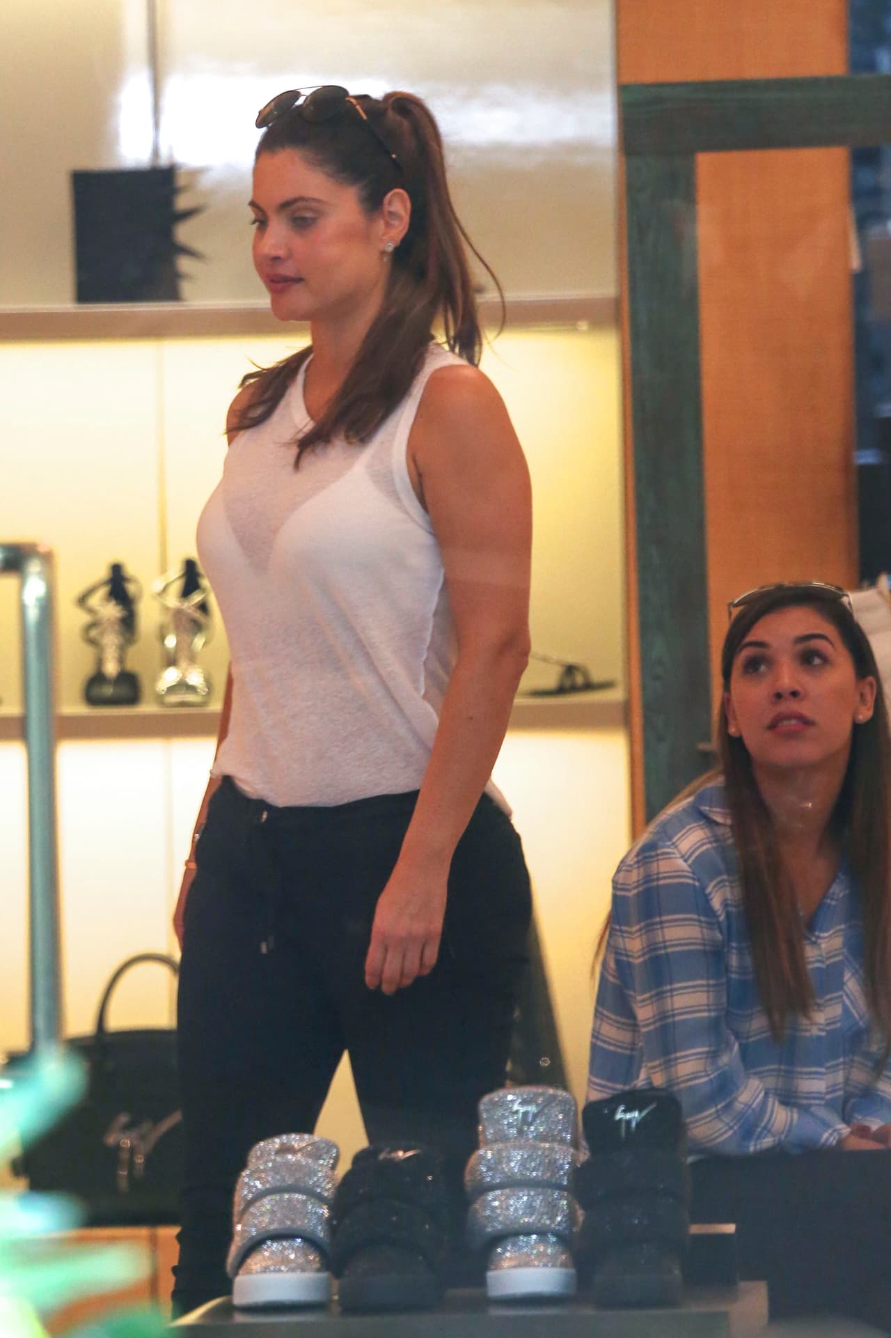 Chiqui entró a varias boutiques a probarse varias cosas. ¿Qué se habrá llevado?