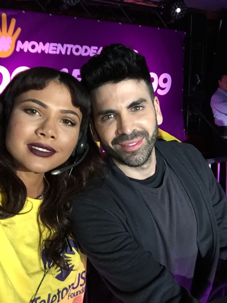 Doralys Britto y Jomari recibiendo donaciones.