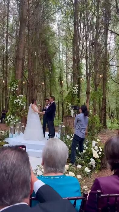 El chef encargado del banquete fue el mexicano Eduardo Kohlmann, quien de acuerdo con People en Español también se encargó de la cena de la boda de Eva Longoria y José Bastón, quienes se casaron en 2016.
<br>