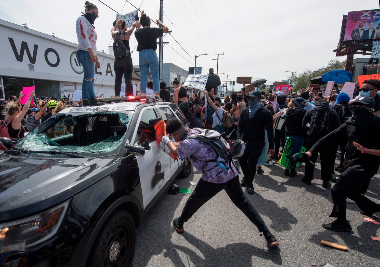 Poco a poco las protestas comenzaron a tornarse violentas y grupos de personas iniciaron a vandalizar espacios públicos. Varias patrullas de la policía fueron pintadas, golpeadas e incineradas.