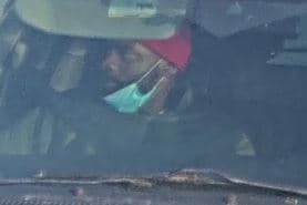 Un escuadrón se detuvo detrás de la minivan y otro más se colocó frente a la camioneta, cuando los ocupantes intentaban salir del lugar.
<br>