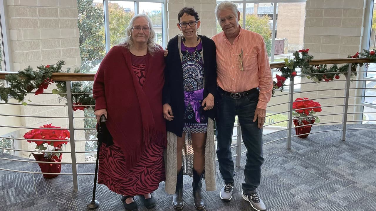 Melissa Highsmith en compañía de sus padres, después de 51 años sin verlos.