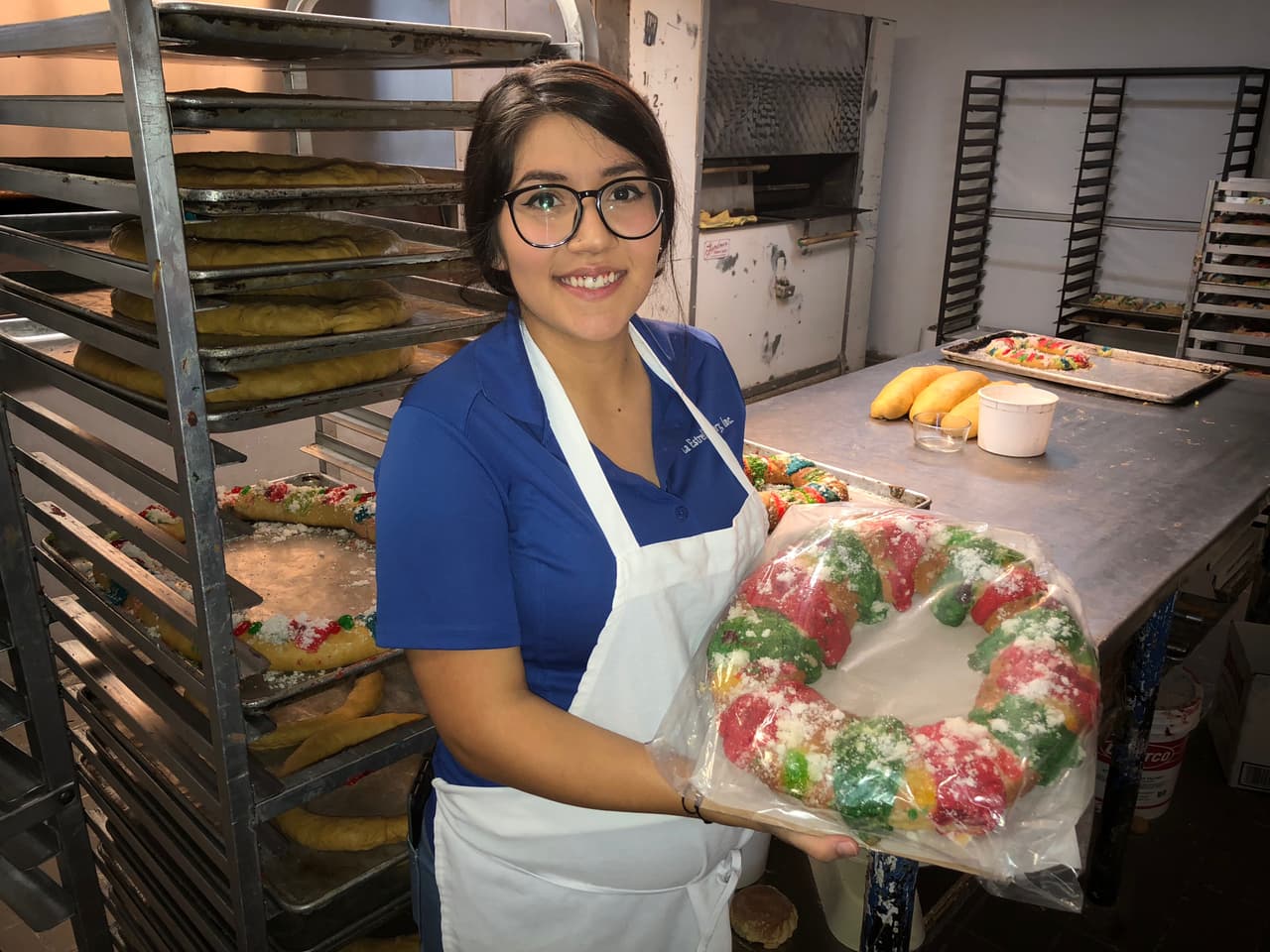 Jessica Franco nos muestra una rosa lista para entregar.