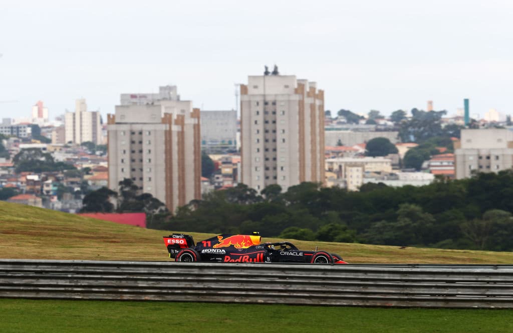 El mexicano Sergio Pérez se quedó en el cuarto sitio de la clasificación para el Sprint del Gran Premio de Brasil en el cual el británico Lewis Hamilton brilló y se quedó con la primera posición a pesar de la sanción que acarrea por modificaciones en el motor. Lewis Hamilton, perderá cinco puestos en parrilla, por cambiar la cámara de combustión del motor de su Mercedes, pero saldrá primero este sábado en la calificación sprint para el Gran Premio de Brasil.