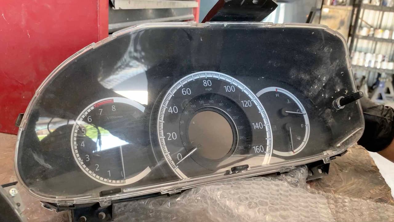 El odómetro es un aparato en forma de reloj que sirve para medir la distancia ya sea en millas o kilómetros que ha recorrido un vehículo.