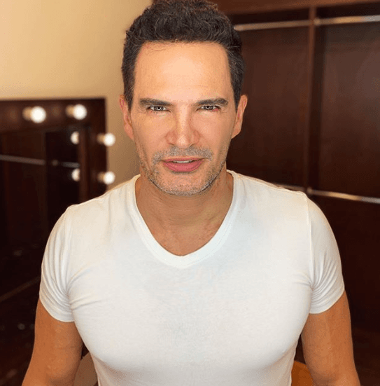 Julio Camejo llegó a México desde que era niño. Su carrera arrancó como bailarín; sin embargo, sufrió un accidente en el talón por lo que se concentró en la actuación. Tras estudiar en el CEA fue invitado a actuar en 'Primer amor a 1000 x hora'. A esa telenovela se han sumado otras 19.