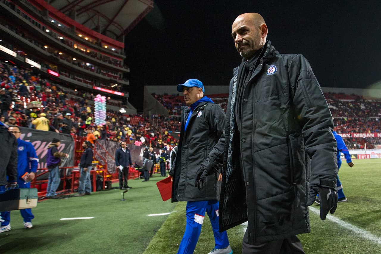 Con cuatro finales perdidas en el Clausura y Apertura 2008, el Apertura 2009 y el Clausura 2013, el Cruz Azul no ha dejado de caer en una espiral interminable a la que está atado y de la que no puede salir aún de la mano del técnico.