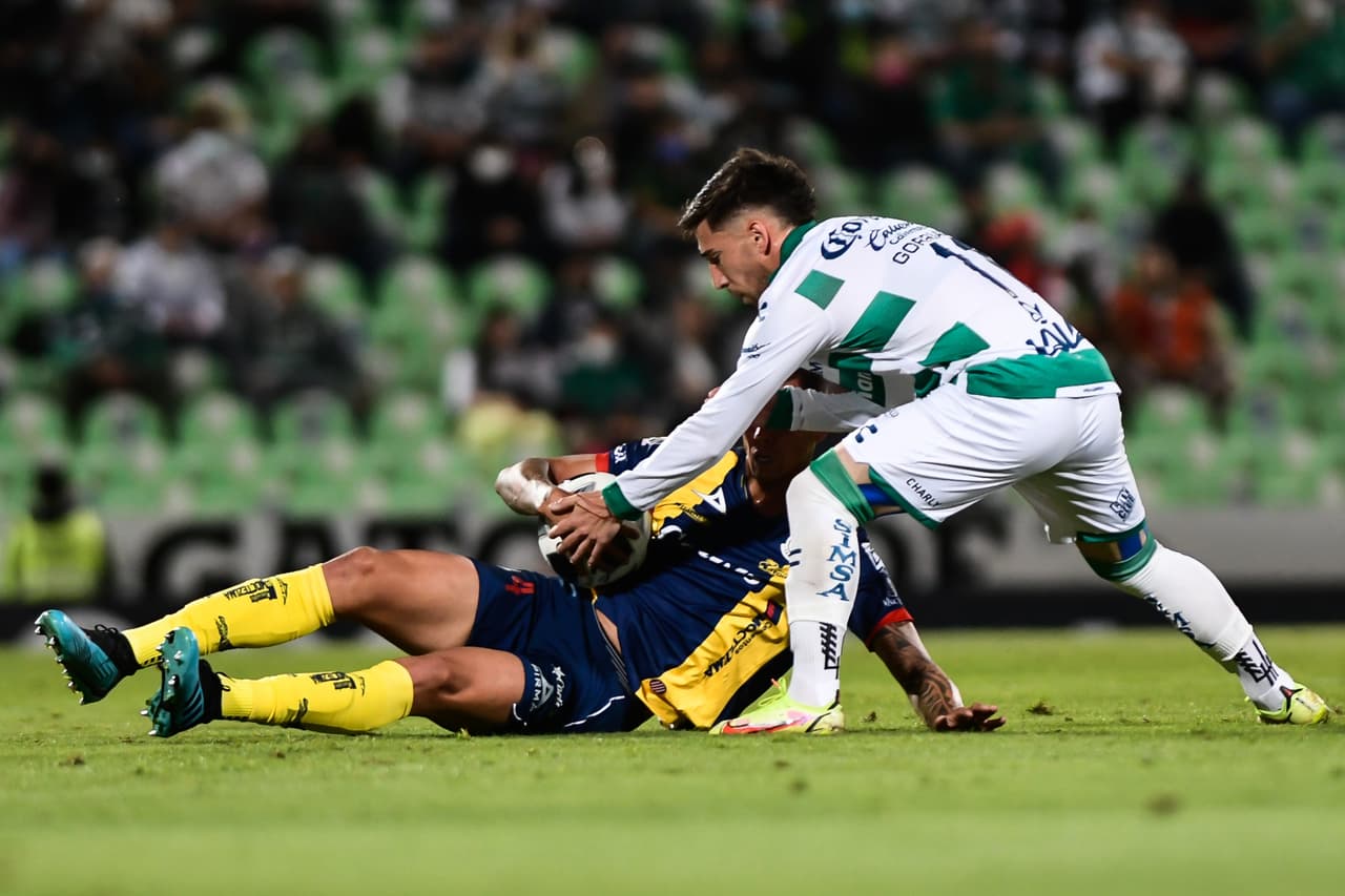Leonardo Coelho del conjunto visitante tuvo que sailr en la primera mitad por lesión.