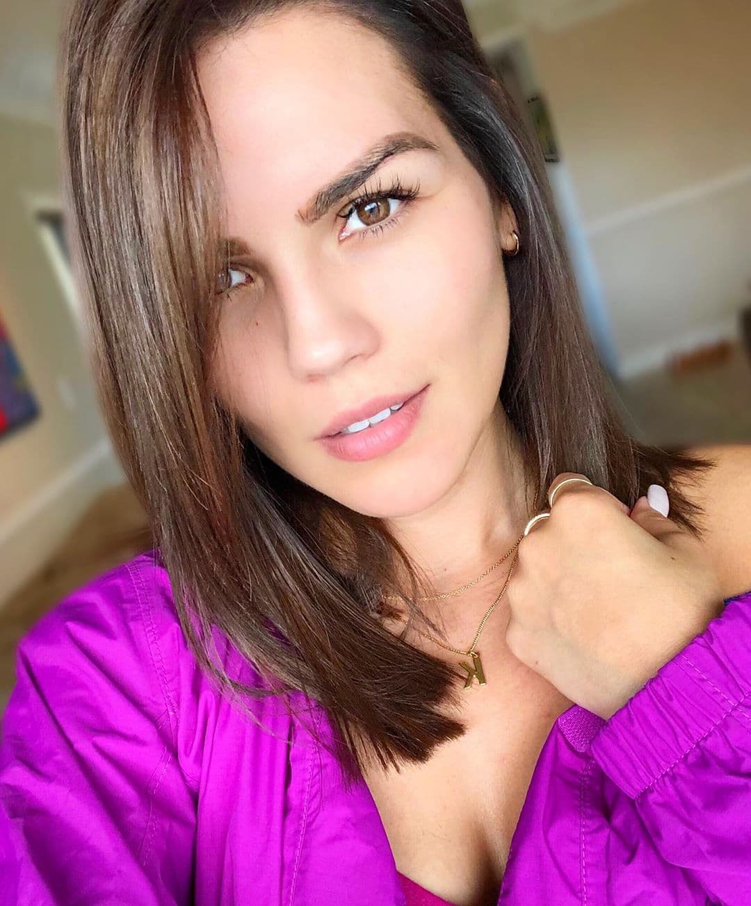 “Mi fotógrafo Jomari Goyso a quien puse a hacerme sesión antes de entrar a ver la película de ‘Zombieland’ en la que sale nuestra amiga la más hermosa y sencilla y ching… Lili Estefan”, agregó en la publicación.