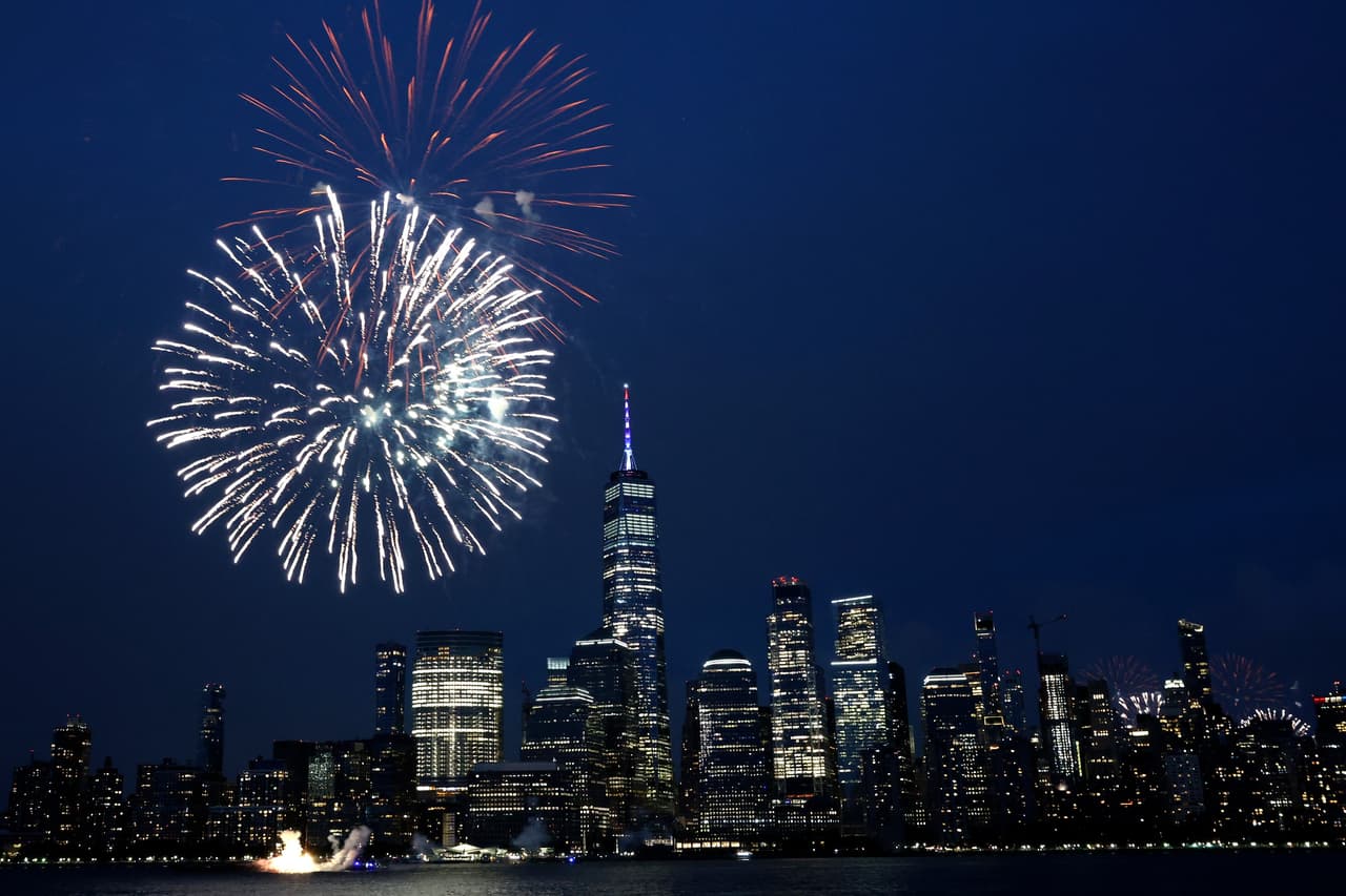 1.- 
<b>Nueva York: </b>Encabeza la lista de las ciudades con el costo de vida más elevado, donde los ingresos necesarios superan ampliamente el promedio de los hogares. Para un adulto soltero, el gasto anual requerido alcanza los 158,954 dólares, mientras que una familia trabajadora de cuatro integrantes necesita aproximadamente 337,875 dólares. En comparación, el ingreso medio de los hogares se ubica en 81,228 dólares, mostrando una marcada diferencia entre el costo de vida y los ingresos habituales.