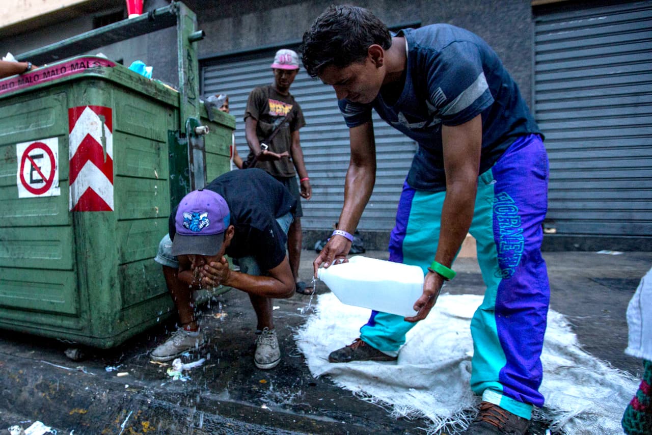 Todos los días,
<b>al terminar la jornada, los hombres, mujeres y niños que viven a expensas de este contenedor se lavan la cara y los brazos con agua</b>, y limpian la basura de los alrededores. "Dejamos todo lo limpiecito para que los vecinos no nos saquen de aquí", comenta Irian.