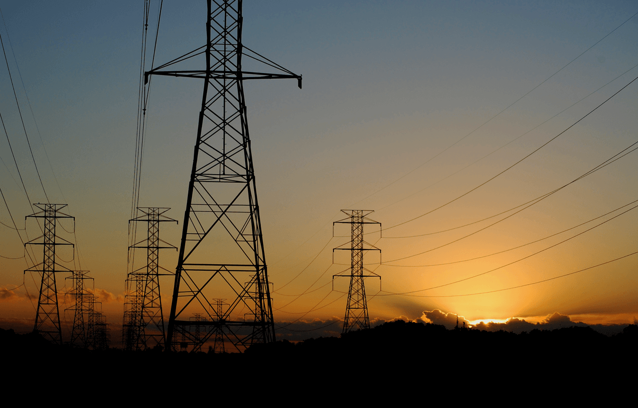 Newsom firma declaración de emergencia por crisis de energía y exige investigación por cortes en el servicio