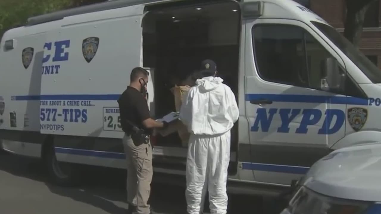 Las dos hispanas compartían el mismo apartamento en la ciudad de Nueva York. Un sospechoso fue arrestado quien, al parecer, sostenía una relación romántica con una de las víctimas.