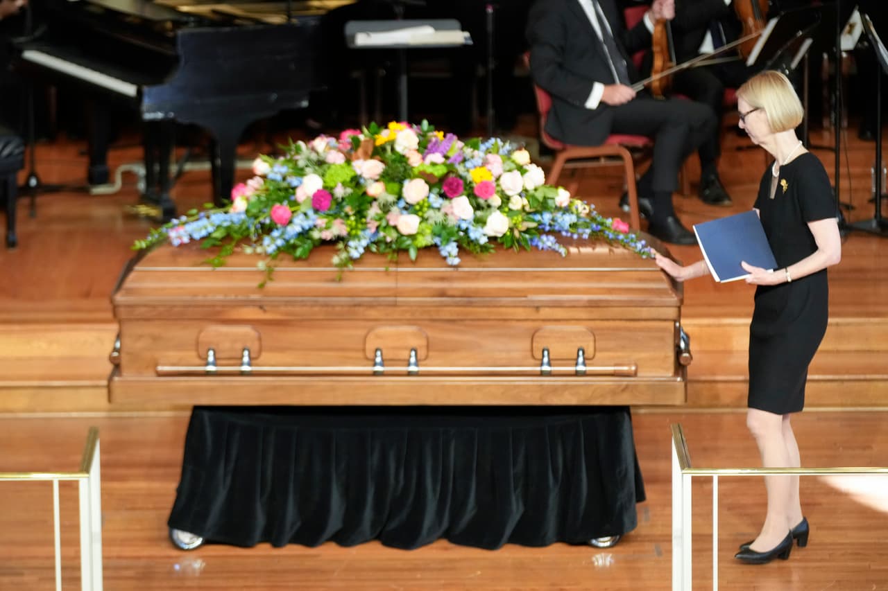 Kathryn Cade toca el ataúd después de hablar durante un servicio de homenaje a la ex primera dama Rosalynn Carter, en la Iglesia Glenn Memorial.
