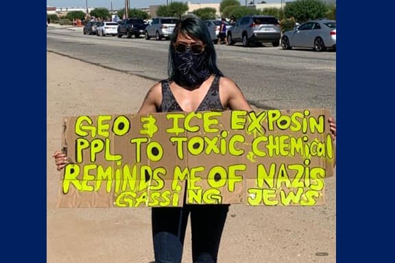 Paula Kuhn, una activista defensora de los inmigrantes se manifiesta frente a las instalaciones del Centro de Detención de ICE, en Adelanto, California.