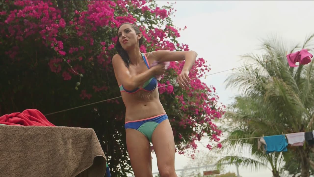 Y Setareh por su lado se baña como mejor puede al aire libre.