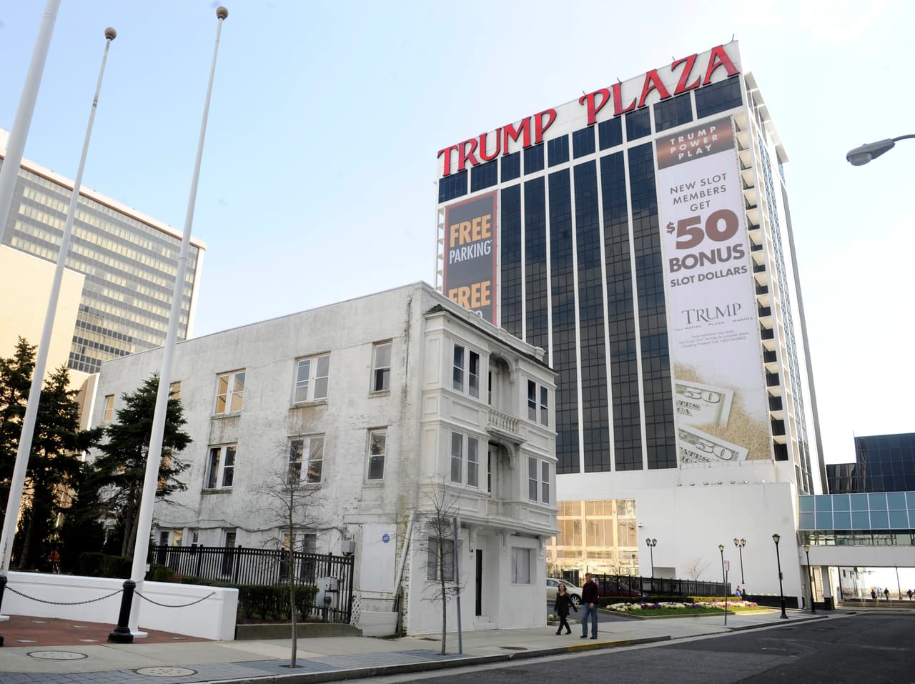 Así lucía el edificio en 2011, cuando todavía era propiedad del expresidente. Trump Plaza fue el primero de los tres casinos que poseía Trump antes de que sus negocios de juego en Atlantic City se hundieran. 
<br>