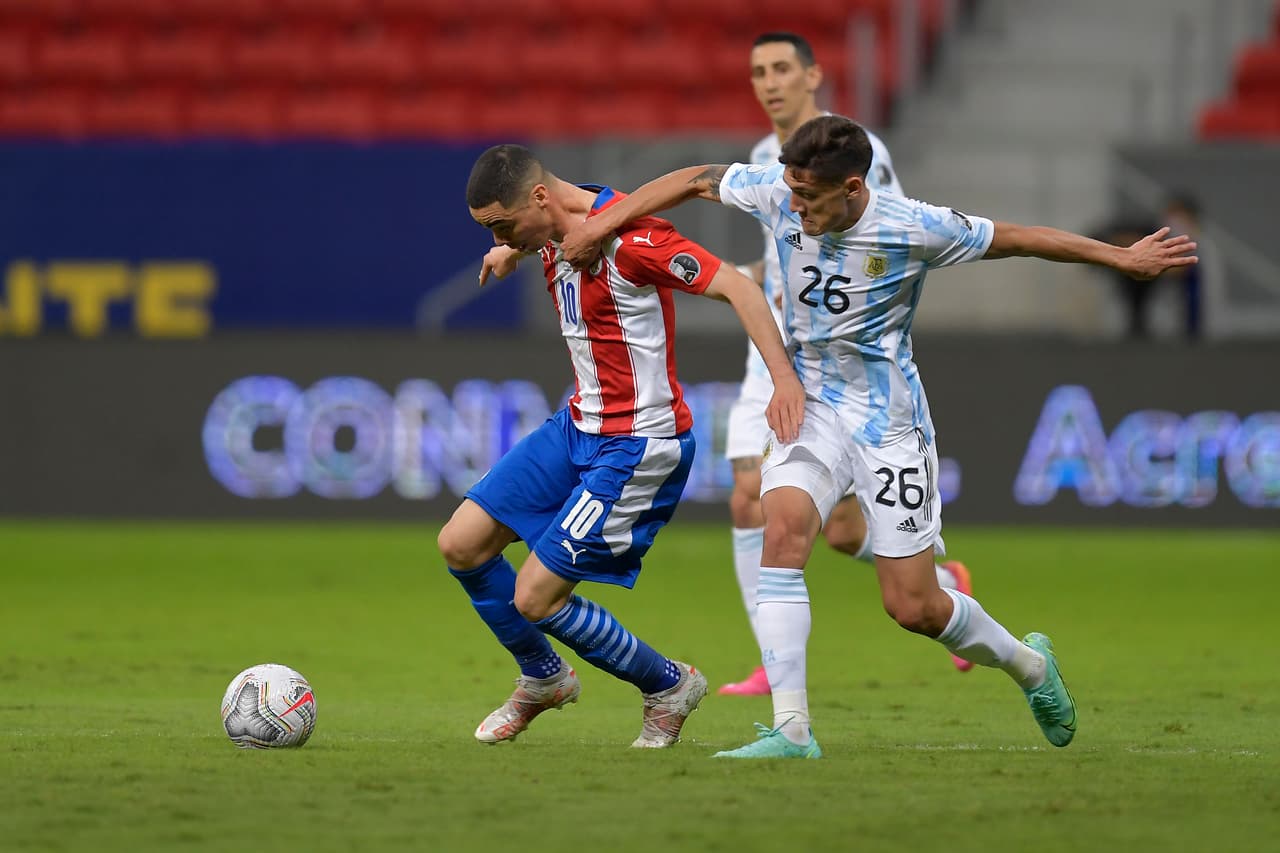 Con un solitario gol de Alejandro Gómez el equipo de Argentina venció a Paraguay y se metió a la siguiente ronda de la Copa América.