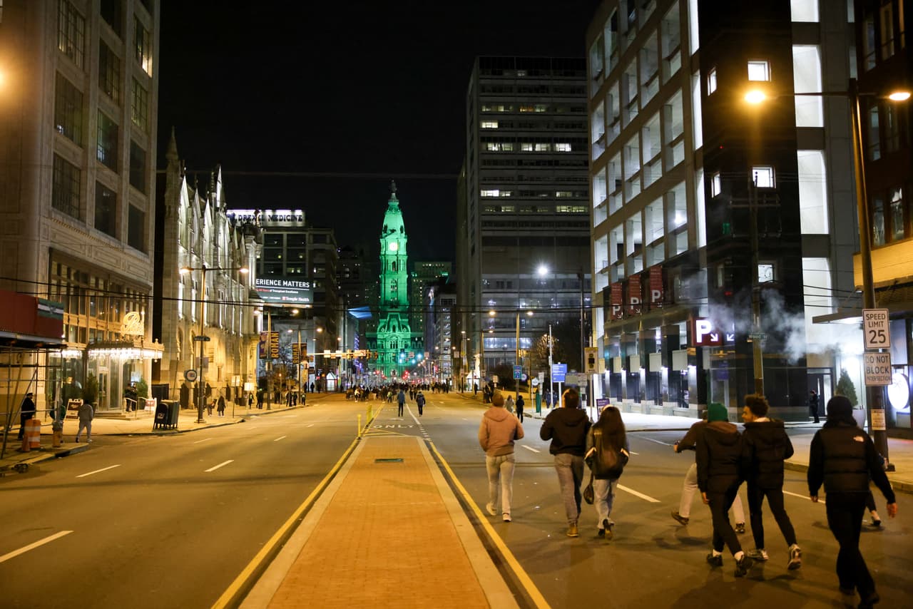 <h3 class="cms-H3-H3"><b>La celebración comenzó antes de que terminara el juego </b></h3>
<br>
<br>Los fans comenzaron a trasladarse a 
<b>Broad Street incluso antes de que terminara el juego. </b>
<br>
<br>Iban vistiendo el color verde del equipo en todo tipo de prendas, desde pelucas hasta los gorros de invierno, que reflejan el frío que hacía en la ciudad a esa hora. 
<br>