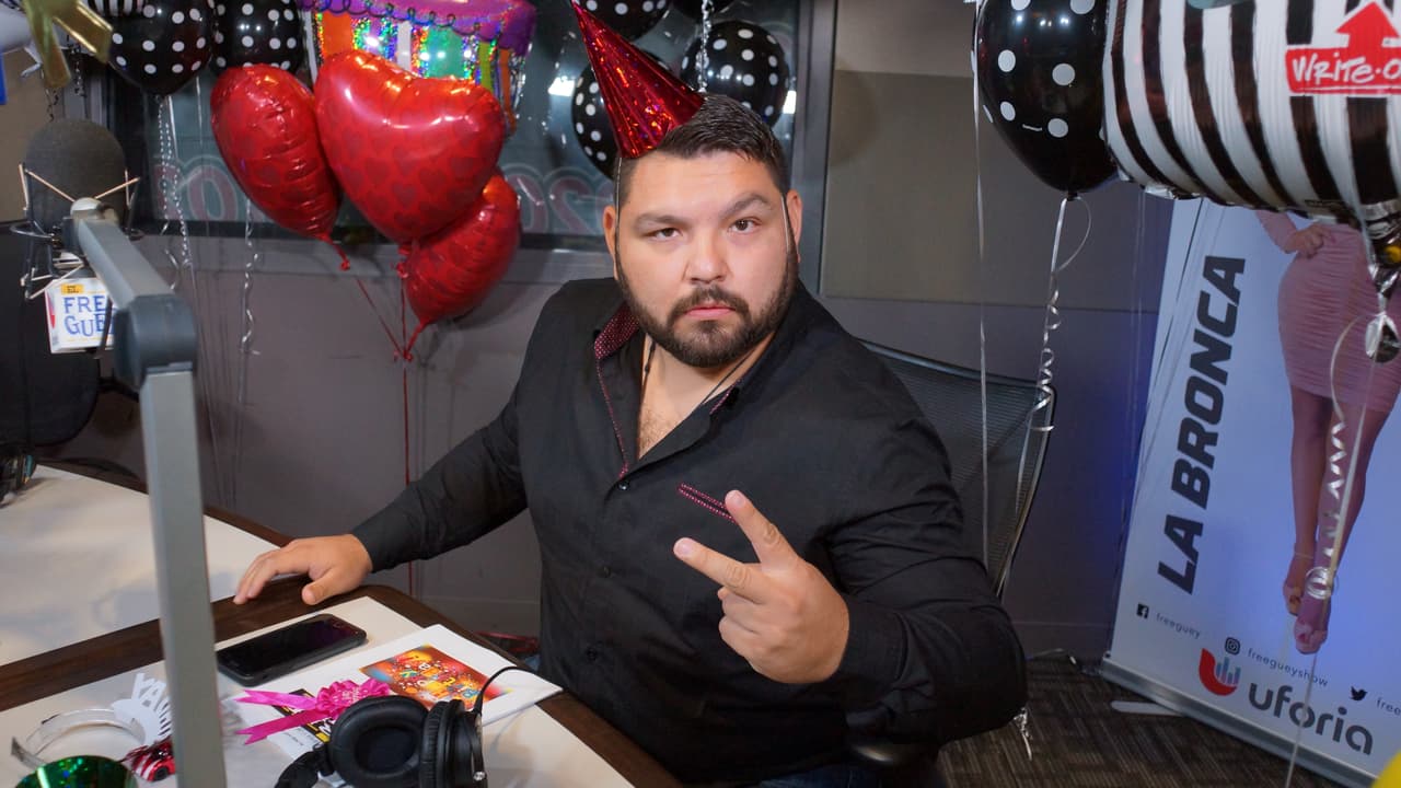 La Bronca cumplió años y se armó una fiesta en la cabina del Free-guey show.