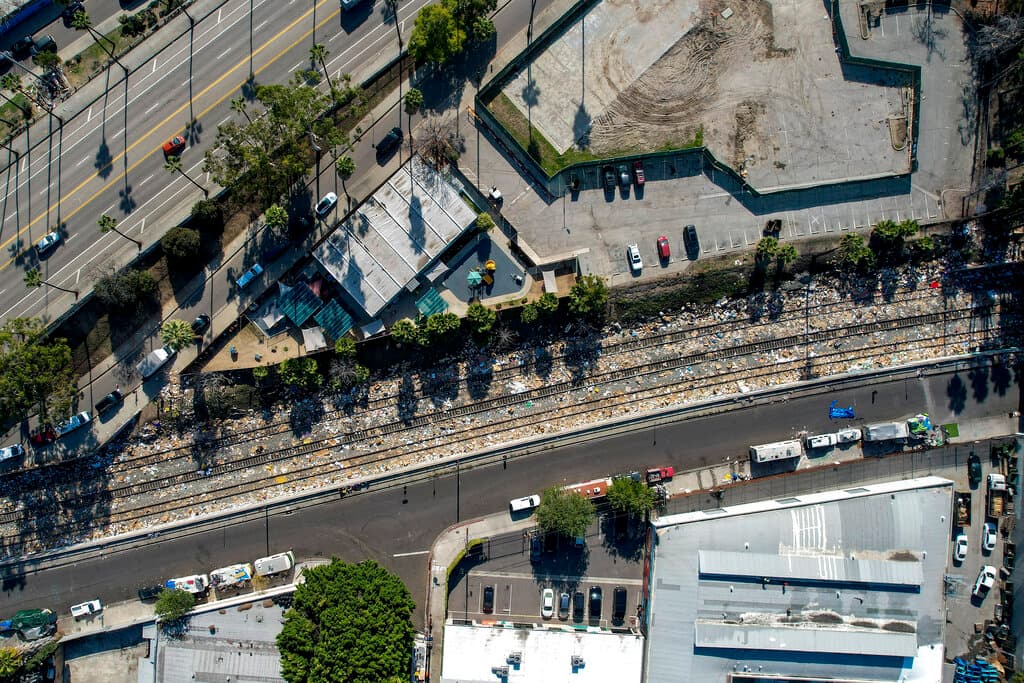 Si eres de los que aún espera un paquete, comunícate con el minorista, o empresa de envíos, ya que es muy probable que tu envío se haya quedado en las vías del tren o en el peor de los casos, ahora este en manos de otras personas.