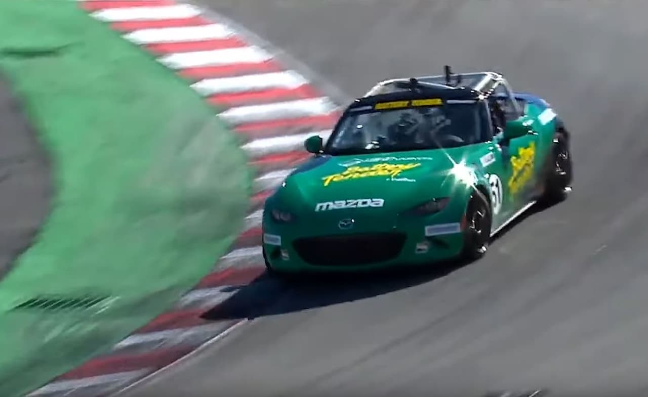 <b>Cuarta Generación ND (2016 - ¿?)</b>
<br>El compromiso de Mazda con las sensaciones y experiencia de manejo es confirmado por la continuación del campeonato Global Mazda MX-5 Cup desde el 2016. Un campeonato no solo donde los mejores pilotos del mundo se enfrentan para ponerse a prueba, pero también al vehículo. Tuvimos la oportunidad de vivirlo de primera mano, 
<a href="https://www.univision.com/carros/camino-a-la-meta-episodio-3-nada-sera-lo-mismo">puedes ver nuestra experiencia aquí</a>.