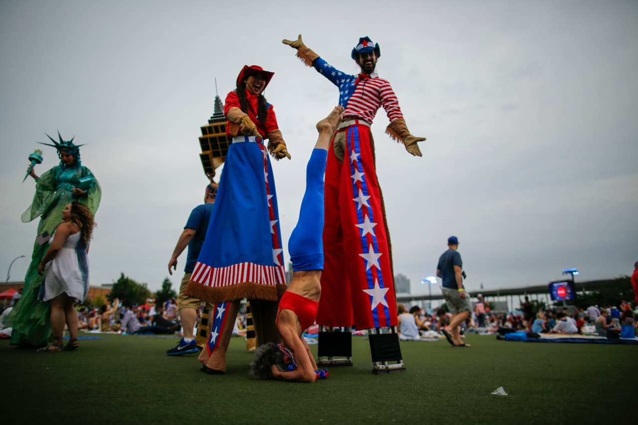 Además de los fuegos artificiales muchas personas usan trajes coloridos o disfraces para conmemorar la fecha.