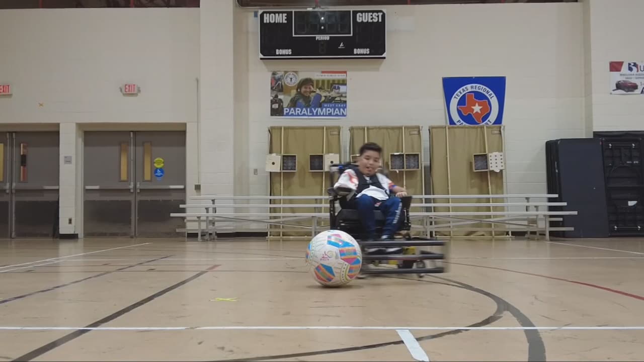 Joel sueña con que le regalen la silla que necesita para jugar power soccer.