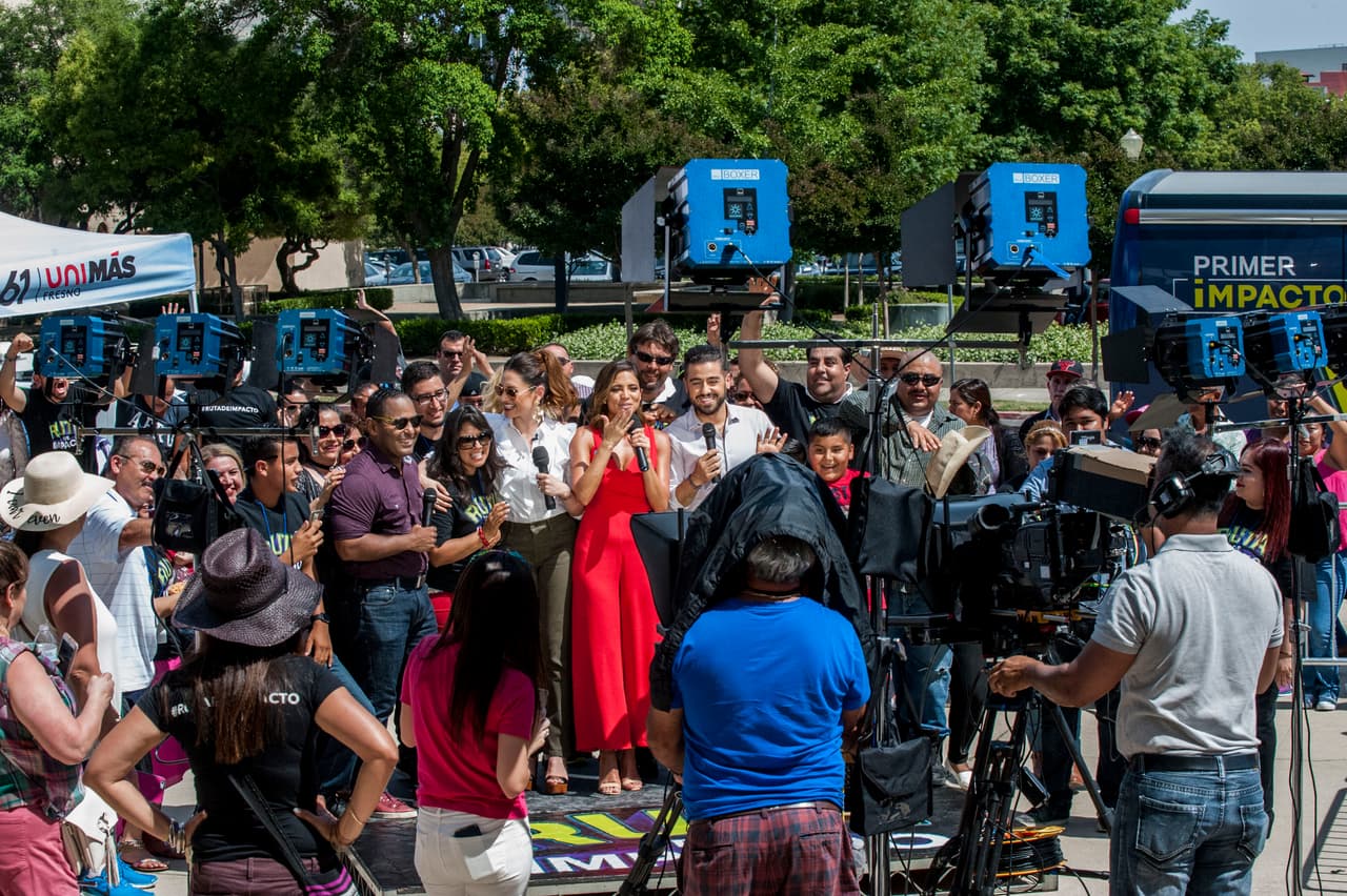 Una bienvenida calurosa fue lo que recibió al equipo de Primer Impacto en Fresno. Tanto del clima como el cariño del público del Valle Central. Todos los presentes tuvieron la oportunidad de tomarse fotos y convivir con el equipo.