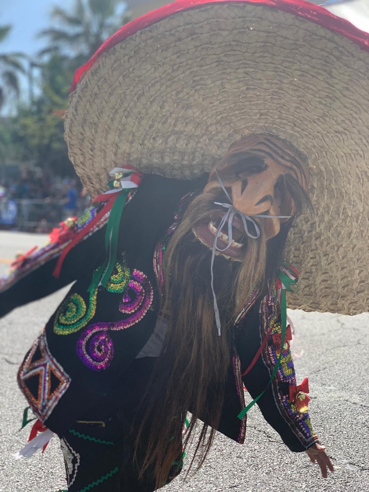 La tradicional Danza de los Diablos también llegó a la fiesta de este domingo.