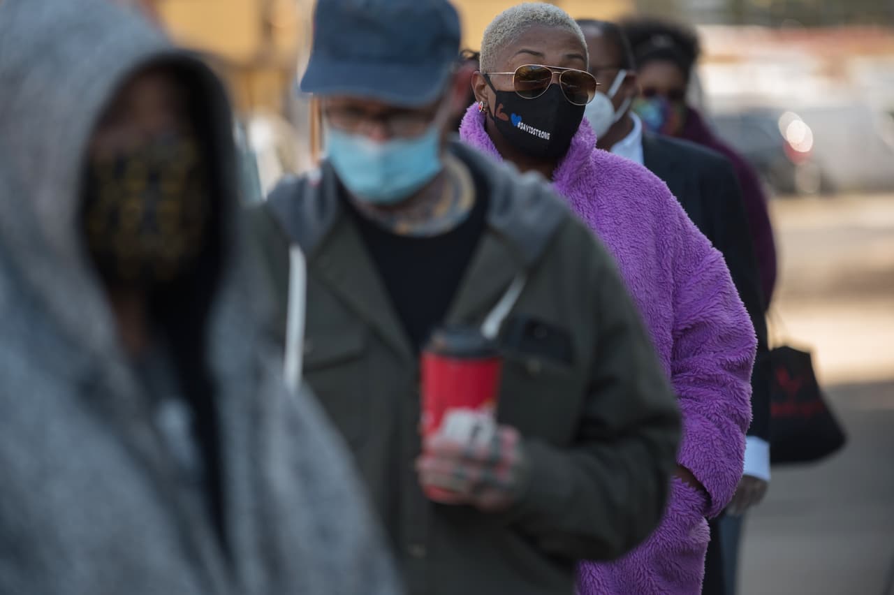 Los votantes esperan para emitir sus votos en la Escuela Primaria Johnston en el vecindario de Wilkinsburg el 3 de noviembre de 2020 en Pittsburgh, Pennsylvania.
