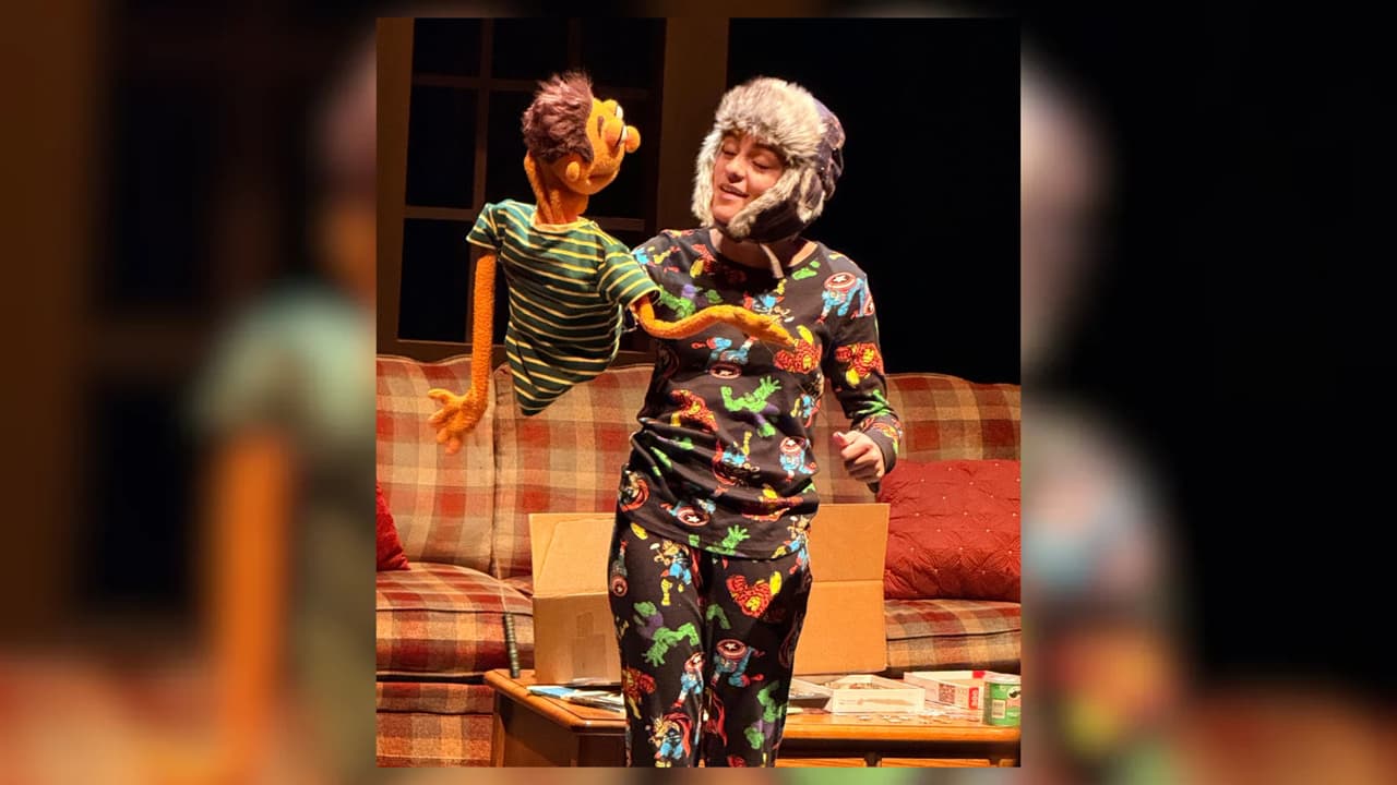 Ana Mota durante una presentación teatral en la que maneja un títere.