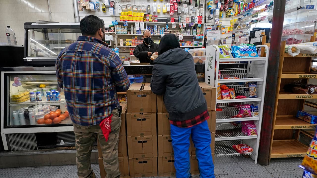 Bodegas de Nueva York lanzan “Operación Rescate TSA” para apoyar a agentes sin sueldo.