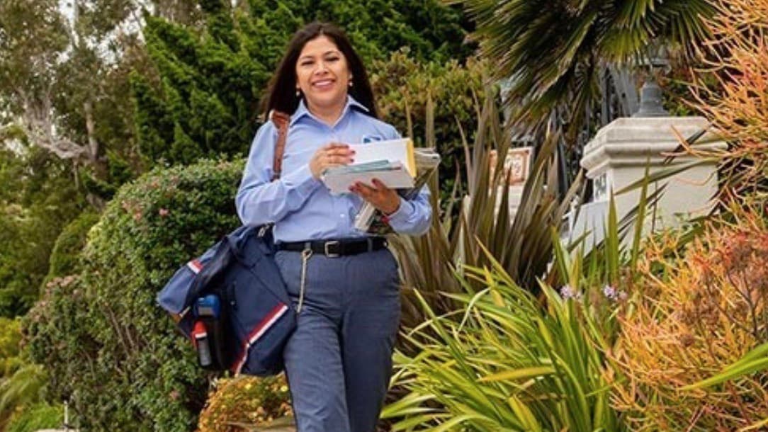 Servicio Postal de EE.UU. (USPS) busca 28,000 empleados temporales por la época navideña
