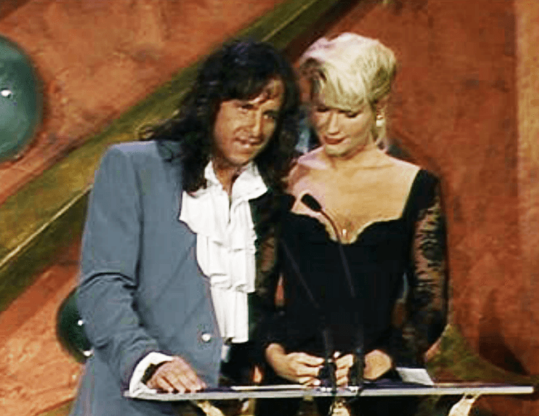 Cabe destacar que le entregó a Selena el premio en la categoría de Artista Femenina Regional Mexicano.