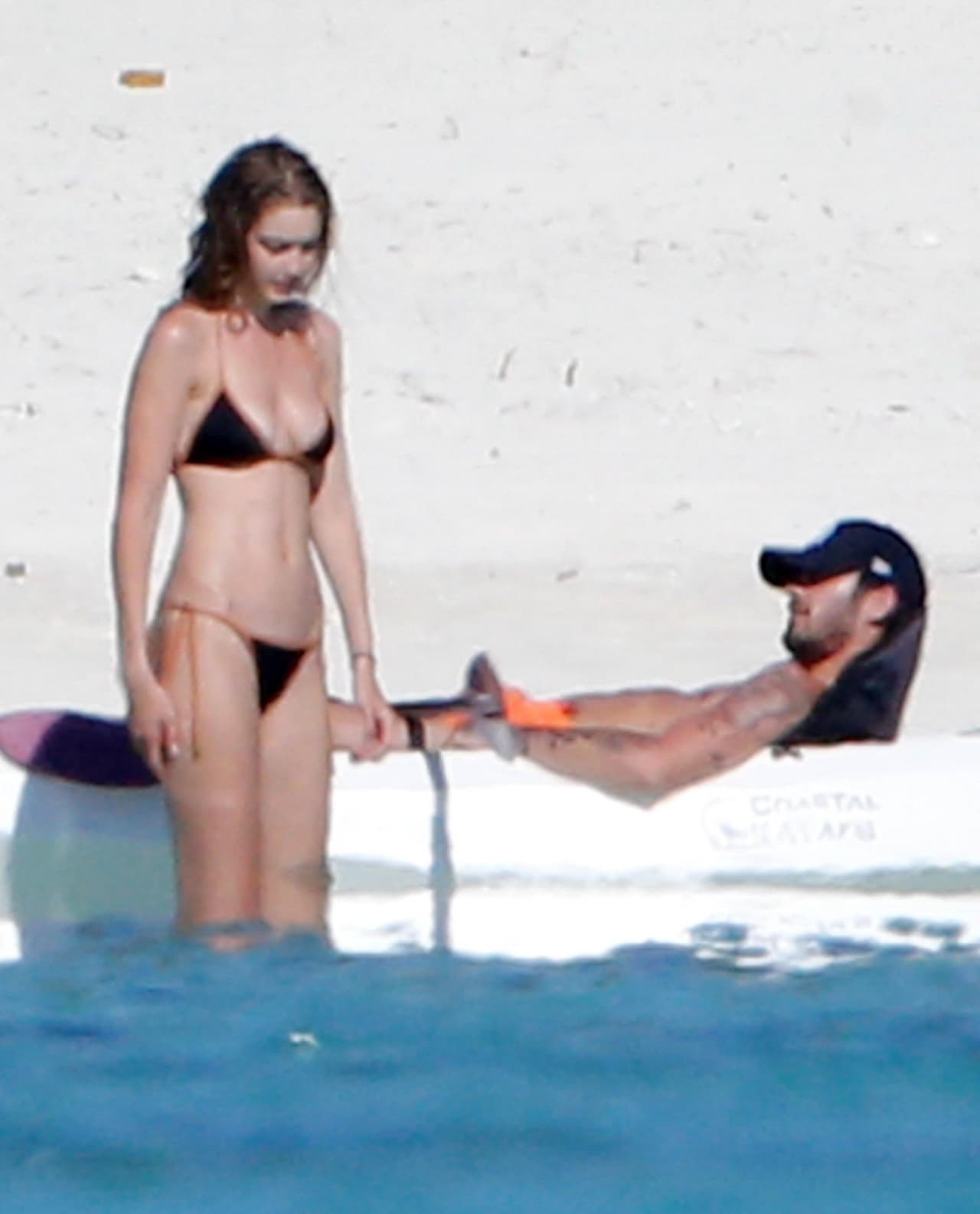 Gigi se encargó de meter el kayak al mar.