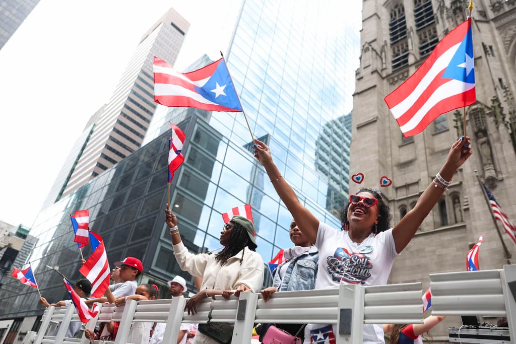 Según los organizadores, el lema "captura el orgullo colectivo de la comunidad puertorriqueña por nuestra presencia, nuestras contribuciones a la sociedad y nuestra dedicación a honrar y preservar nuestro patrimonio cultural y tradición".